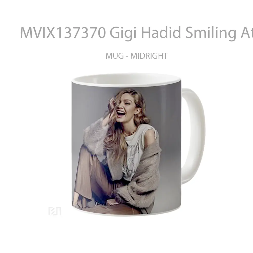 Mug Gigi Hadid Smiling At Photoshoot Gelas Keramik Unik - All-side / Desain