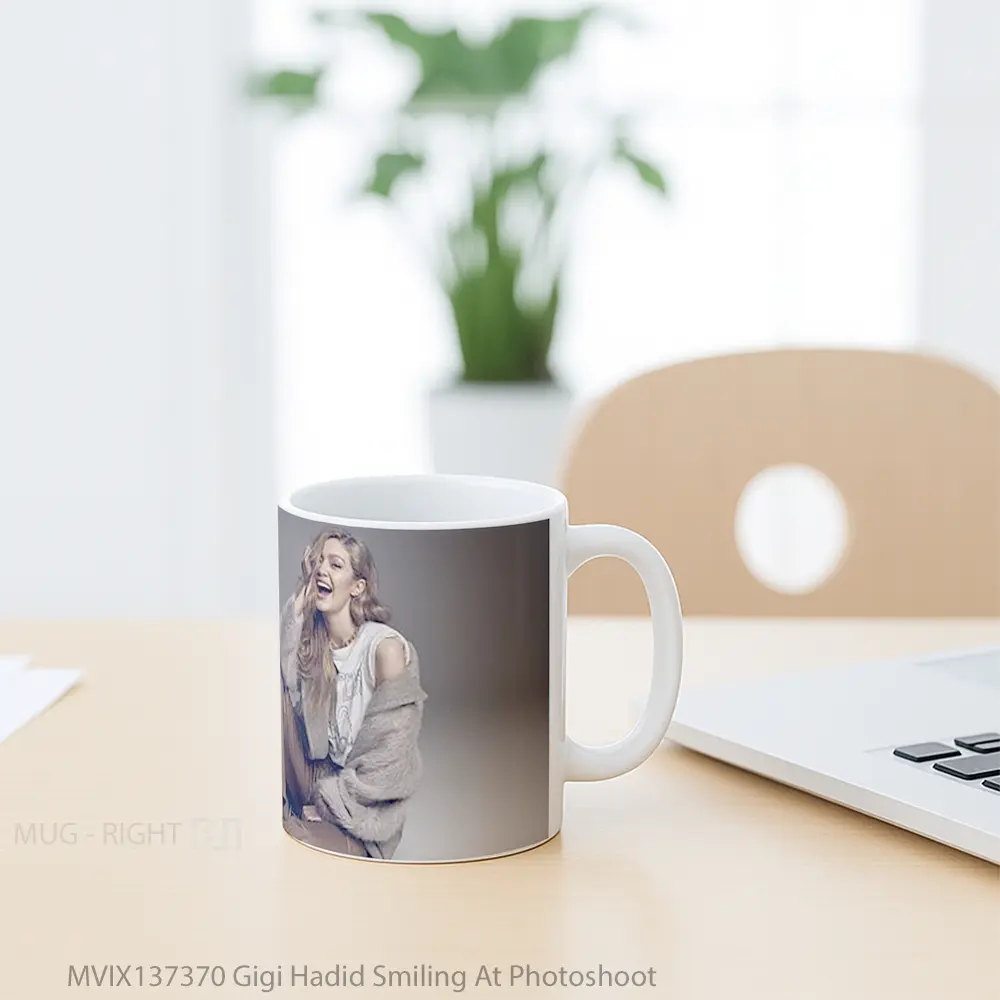 Mug Gigi Hadid Smiling At Photoshoot Gelas Keramik Unik - All-side / Desain