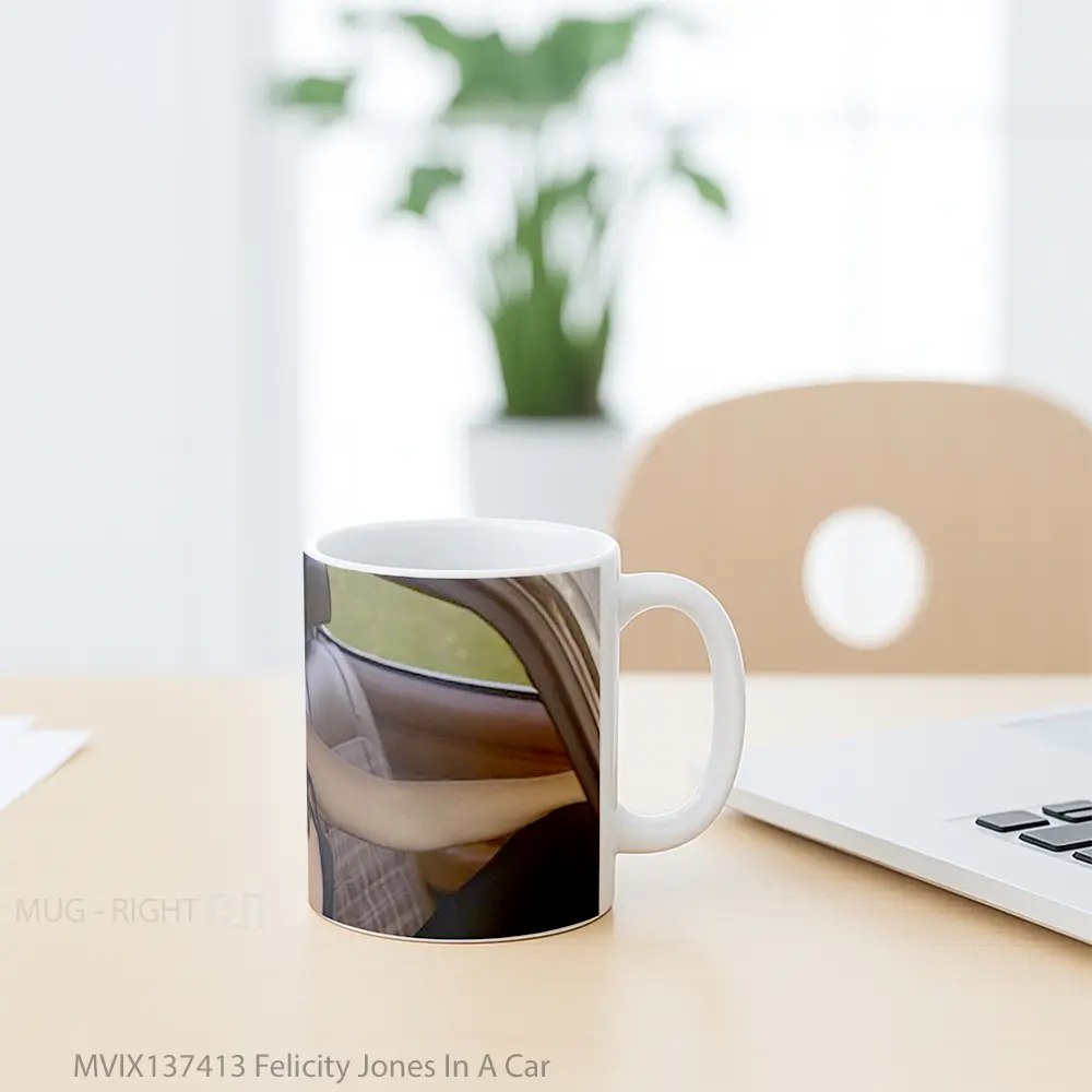 Mug Felicity Jones In A Car Cangkir Mobil - All-side / Desain