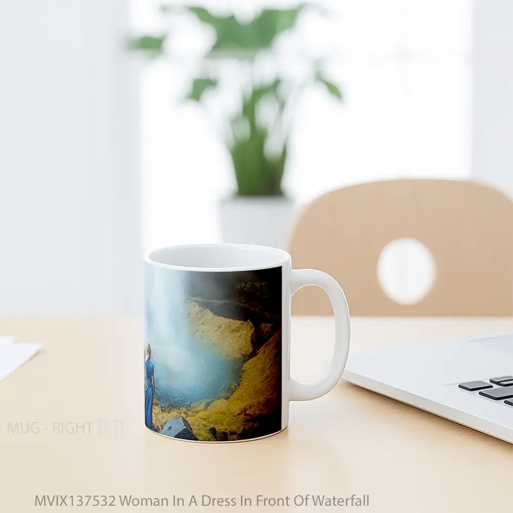 Mug Woman In A Dress In Front Of Waterfall Gelas Pemandangan Alam - Tampak Tengah
