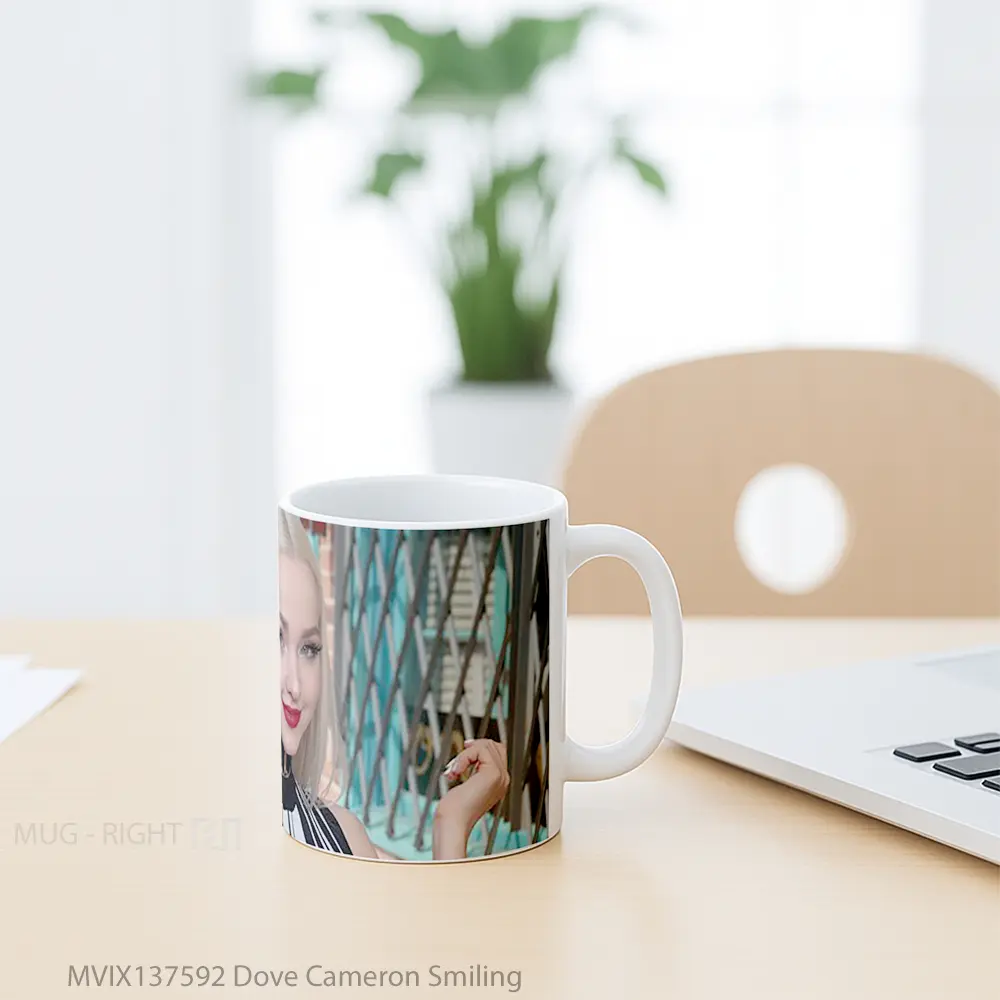 Mug Dove Cameron Smiling Gelas Keramik Unik - All-side / Desain