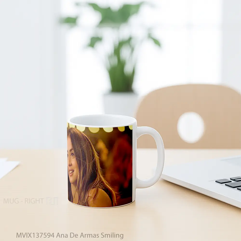 Mug Ana De Armas Smiling Gelas Keramik Unik - All-side / Desain