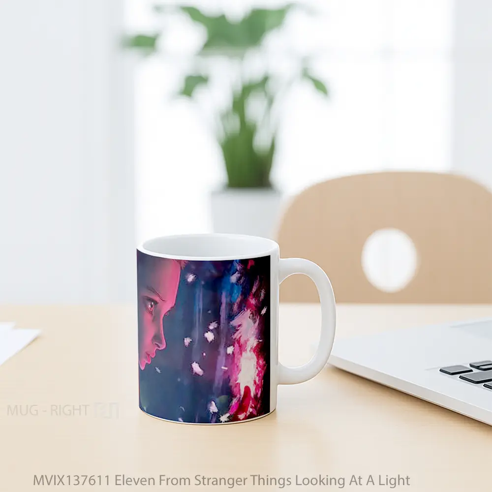 Mug Eleven From Stranger Things Looking At A Light Gelas Keramik Unik - All-side / Desain