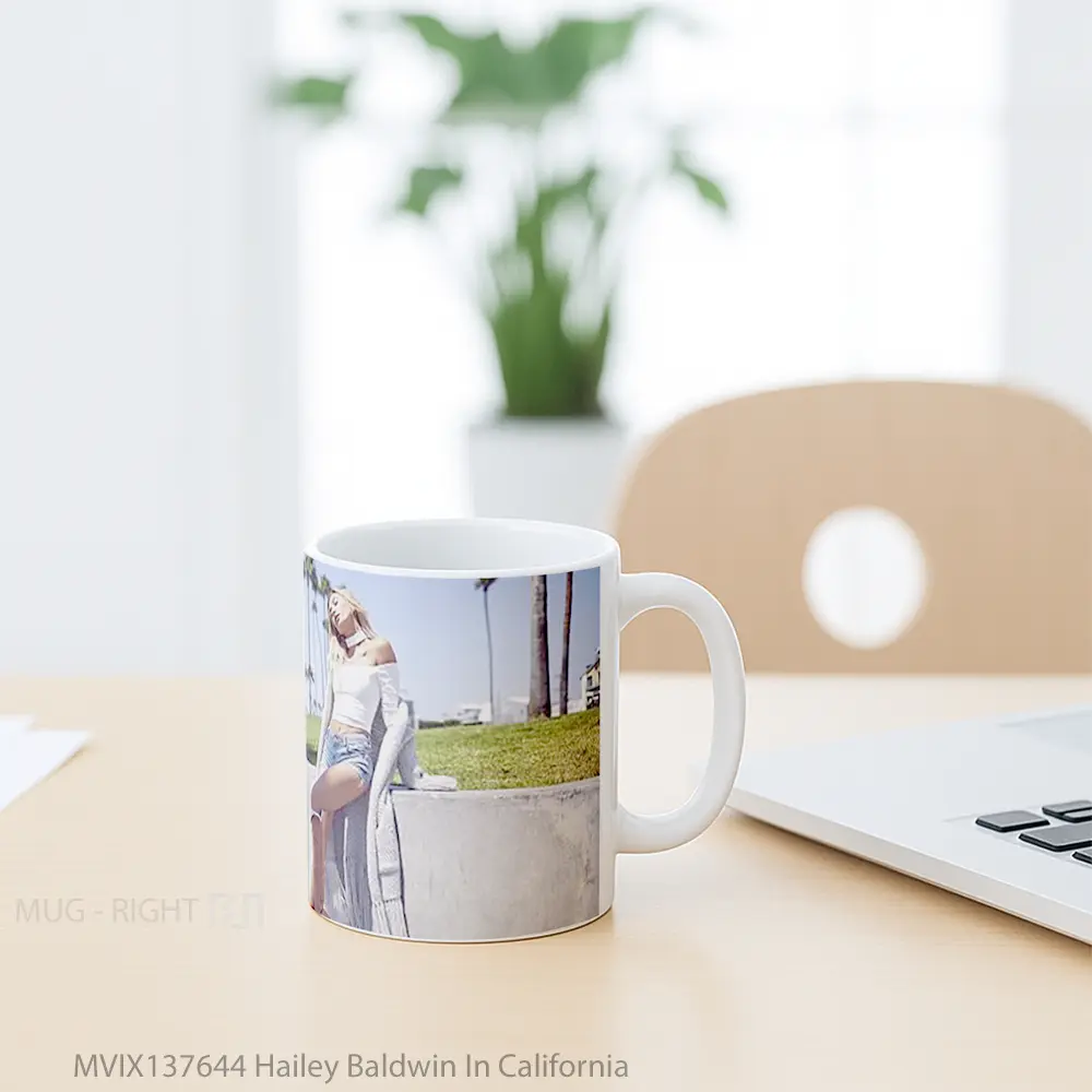 Mug Hailey Baldwin In California Gelas Keramik Unik - All-side / Desain