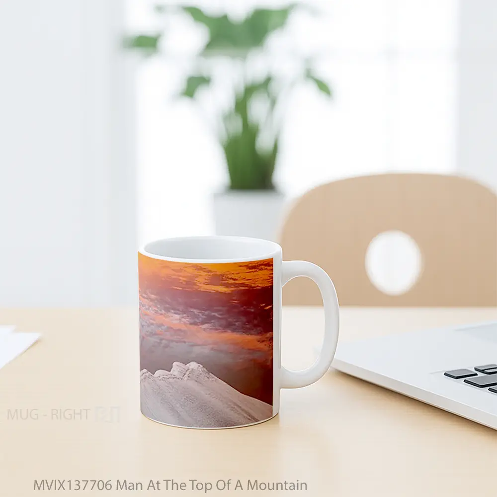 Mug Man At The Top Of A Mountain Gelas Pemandangan Alam - All-side / Desain