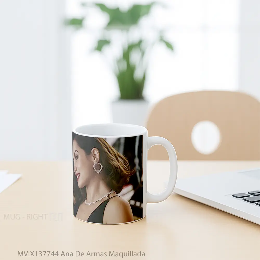 Mug Ana De Armas Maquillada Gelas Keramik Unik - All-side / Desain