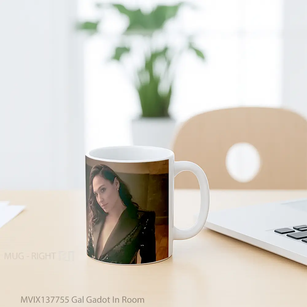 Mug Gal Gadot In Room Gelas Selebriti - All-side / Desain