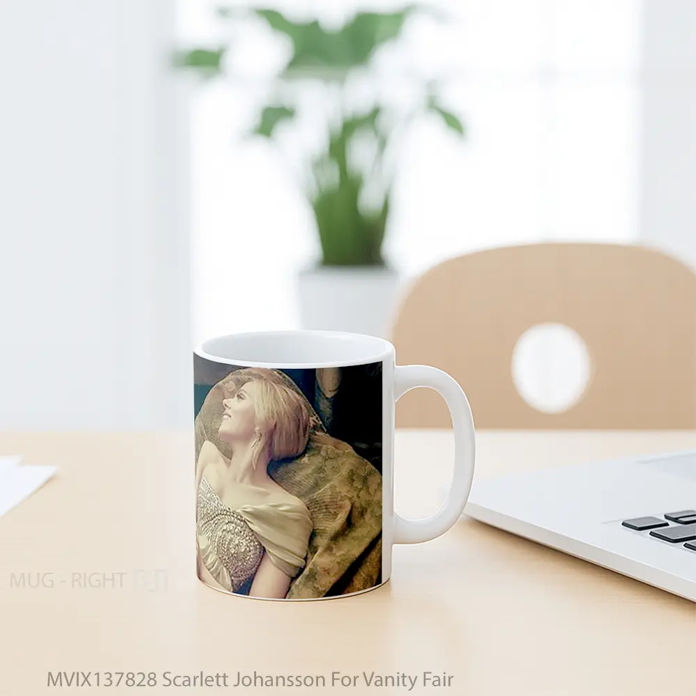 Mug Scarlett Johansson For Vanity Fair Gelas Selebriti - All-side / Desain