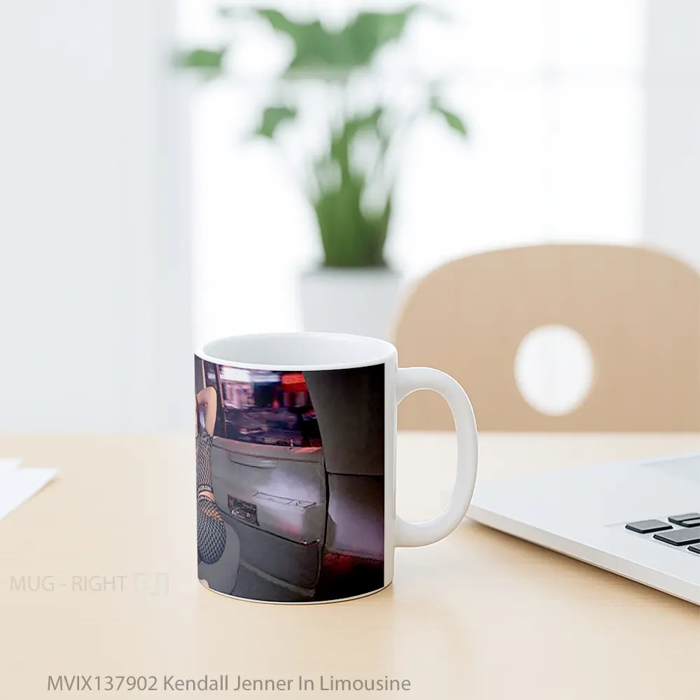 Mug Kendall Jenner In Limousine Gelas Selebriti - All-side / Desain