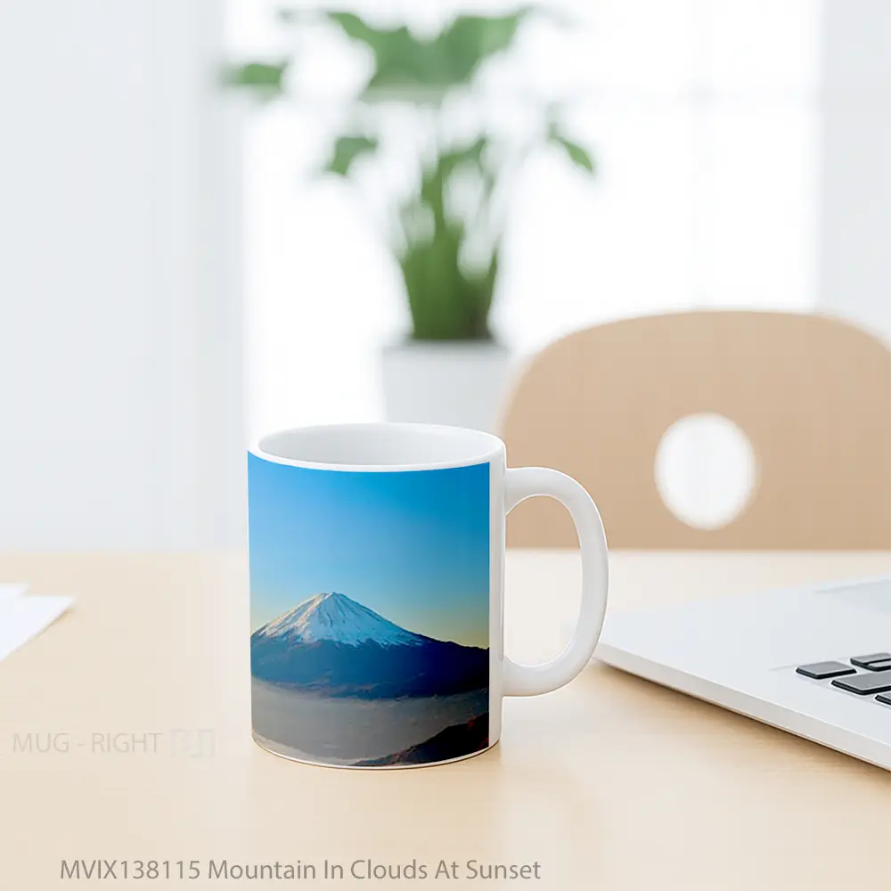 Mug Mountain In Clouds At Sunset Gelas Pemandangan Alam - All-side / Desain