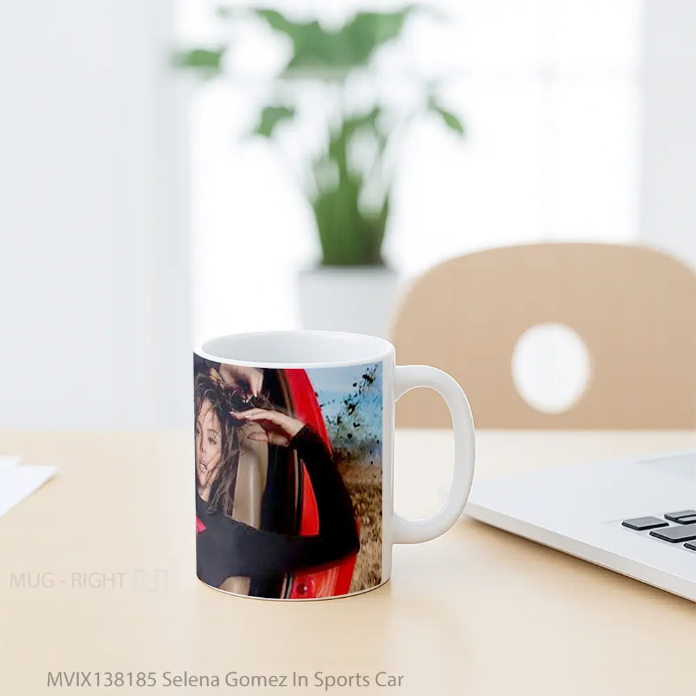 Mug Selena Gomez In Sports Car Cangkir Mobil - All-side / Desain