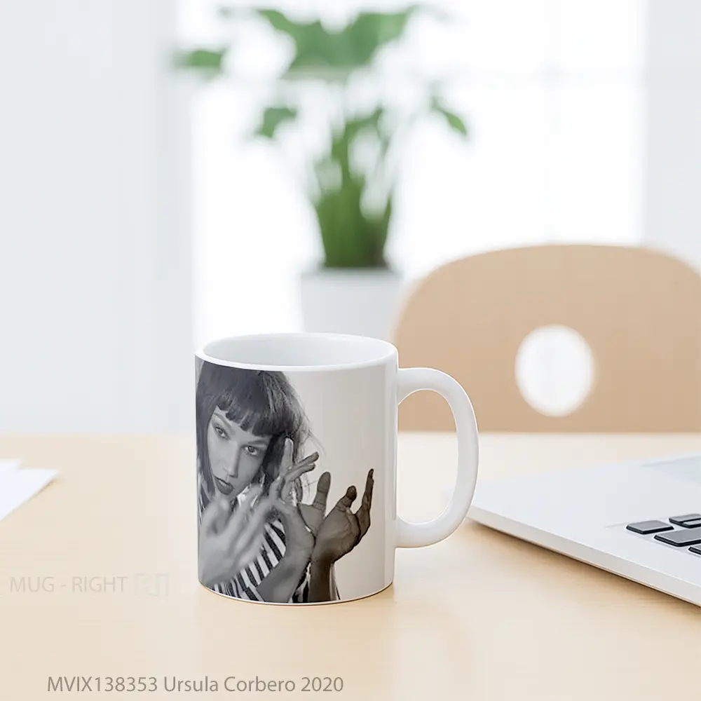 Mug Ursula Corbero 2020 Gelas Keramik Unik - All-side / Desain