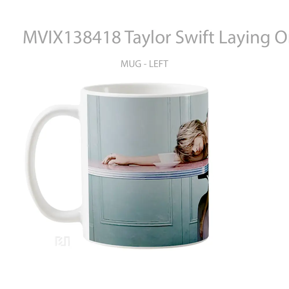 Mug Taylor Swift Laying On Table Gelas Selebriti - All-side / Desain