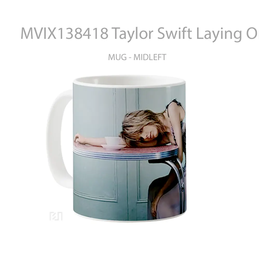 Mug Taylor Swift Laying On Table Gelas Selebriti - All-side / Desain