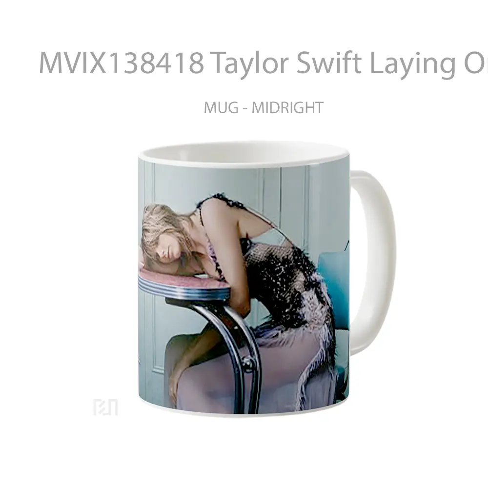 Mug Taylor Swift Laying On Table Gelas Selebriti - All-side / Desain