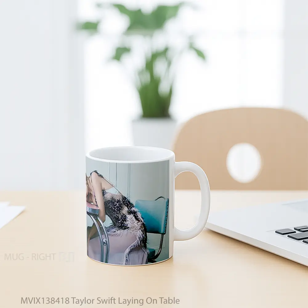 Mug Taylor Swift Laying On Table Gelas Selebriti - All-side / Desain