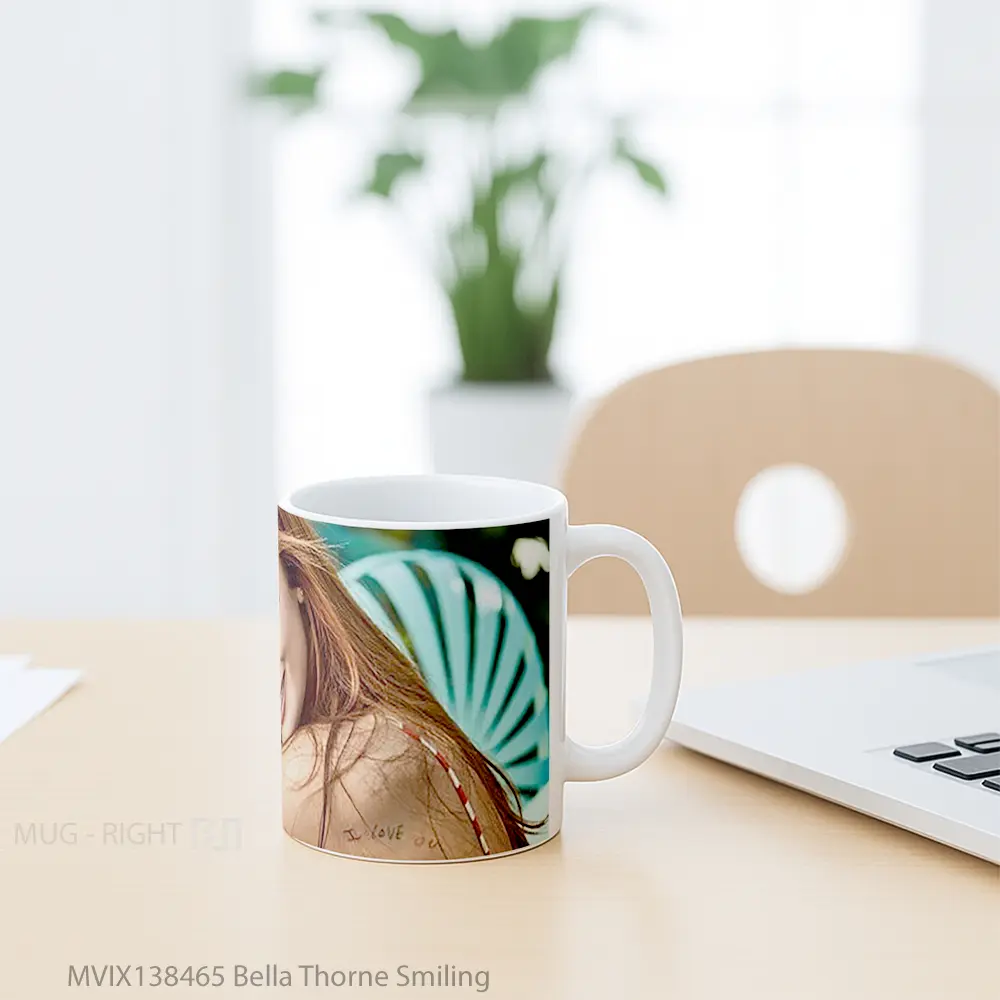 Mug Bella Thorne Smiling Gelas Keramik Unik - All-side / Desain