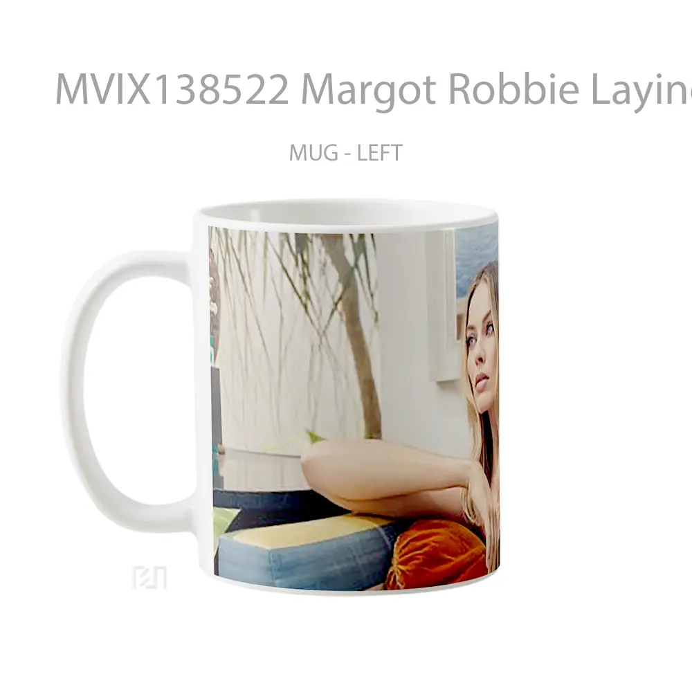 Mug Margot Robbie Laying On Couch Gelas Keramik Unik - All-side / Desain