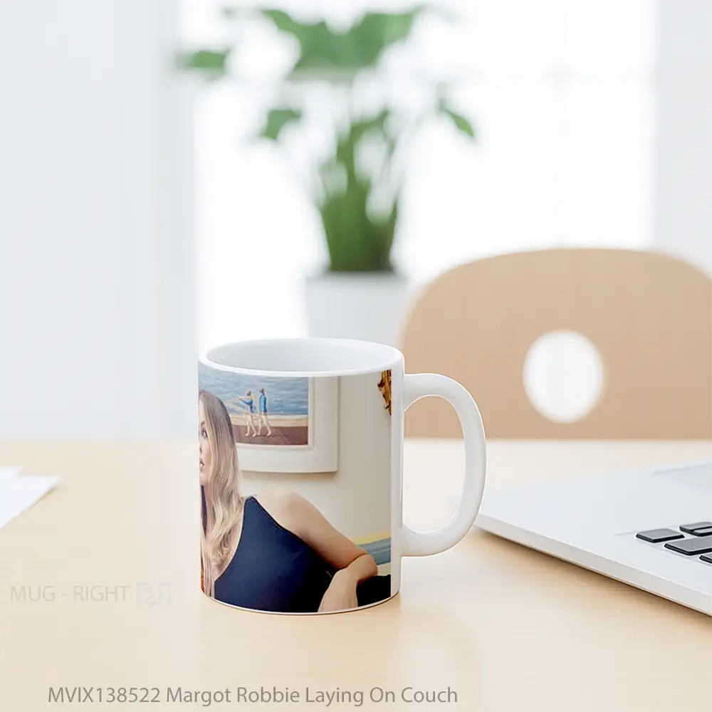 Mug Margot Robbie Laying On Couch Gelas Keramik Unik - All-side / Desain
