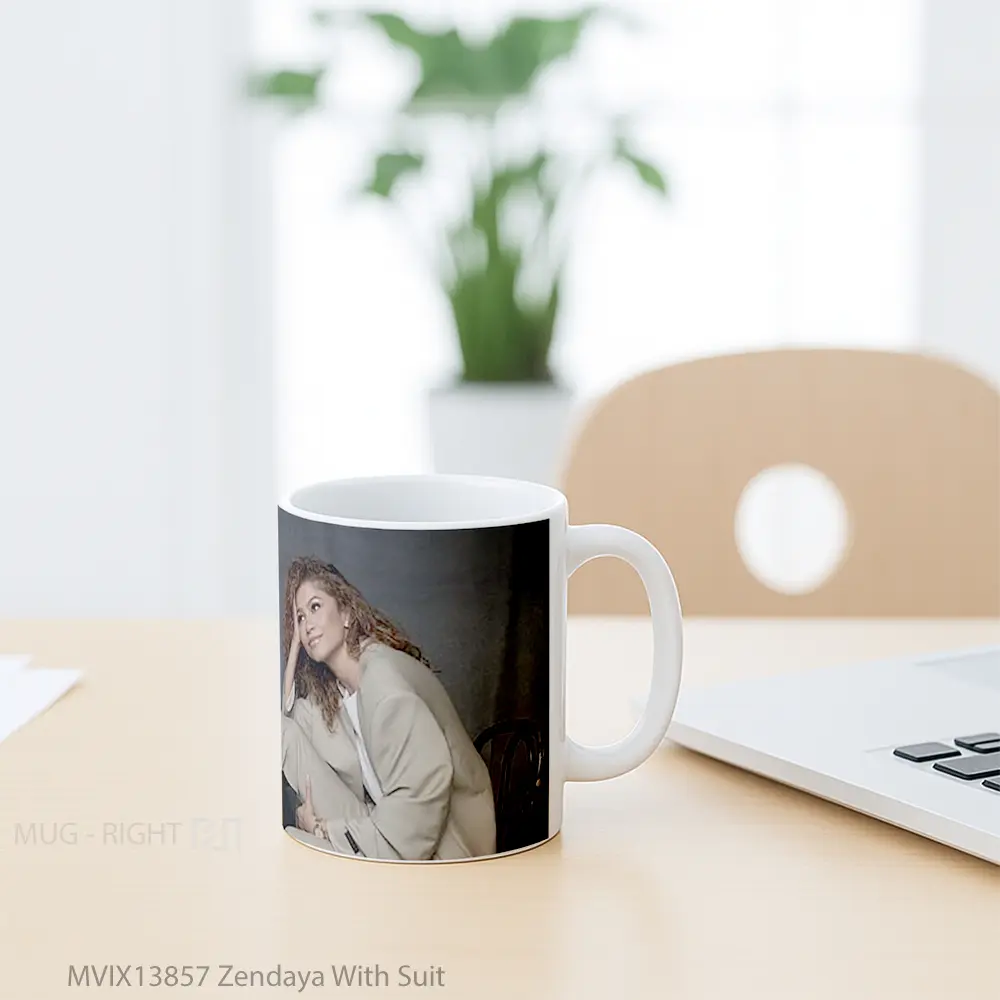 Mug Zendaya With Suit Gelas Selebriti - All-side / Desain