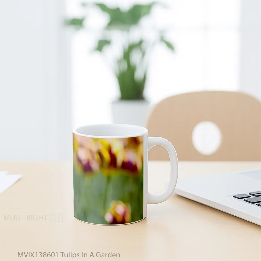 Mug Tulips In A Garden Gelas Pemandangan Alam - All-side / Desain