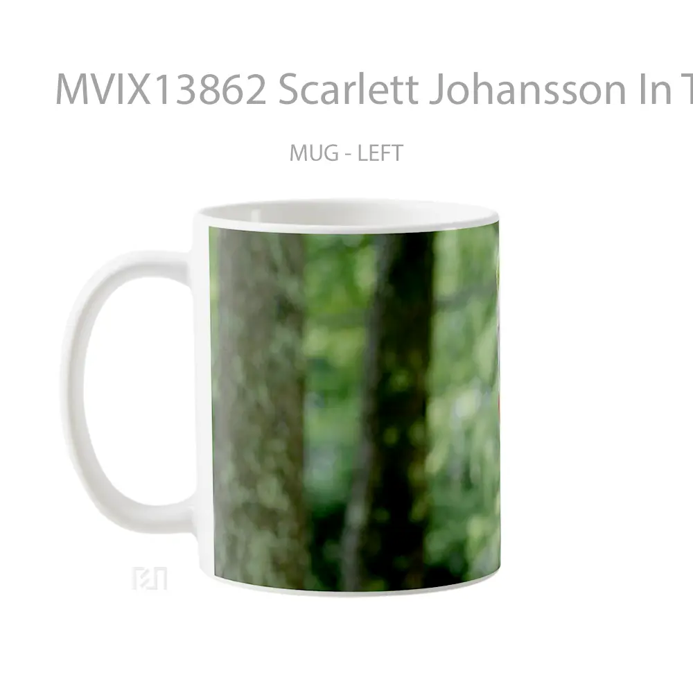 Mug Scarlett Johansson In The Forest Gelas Selebriti - All-side / Desain