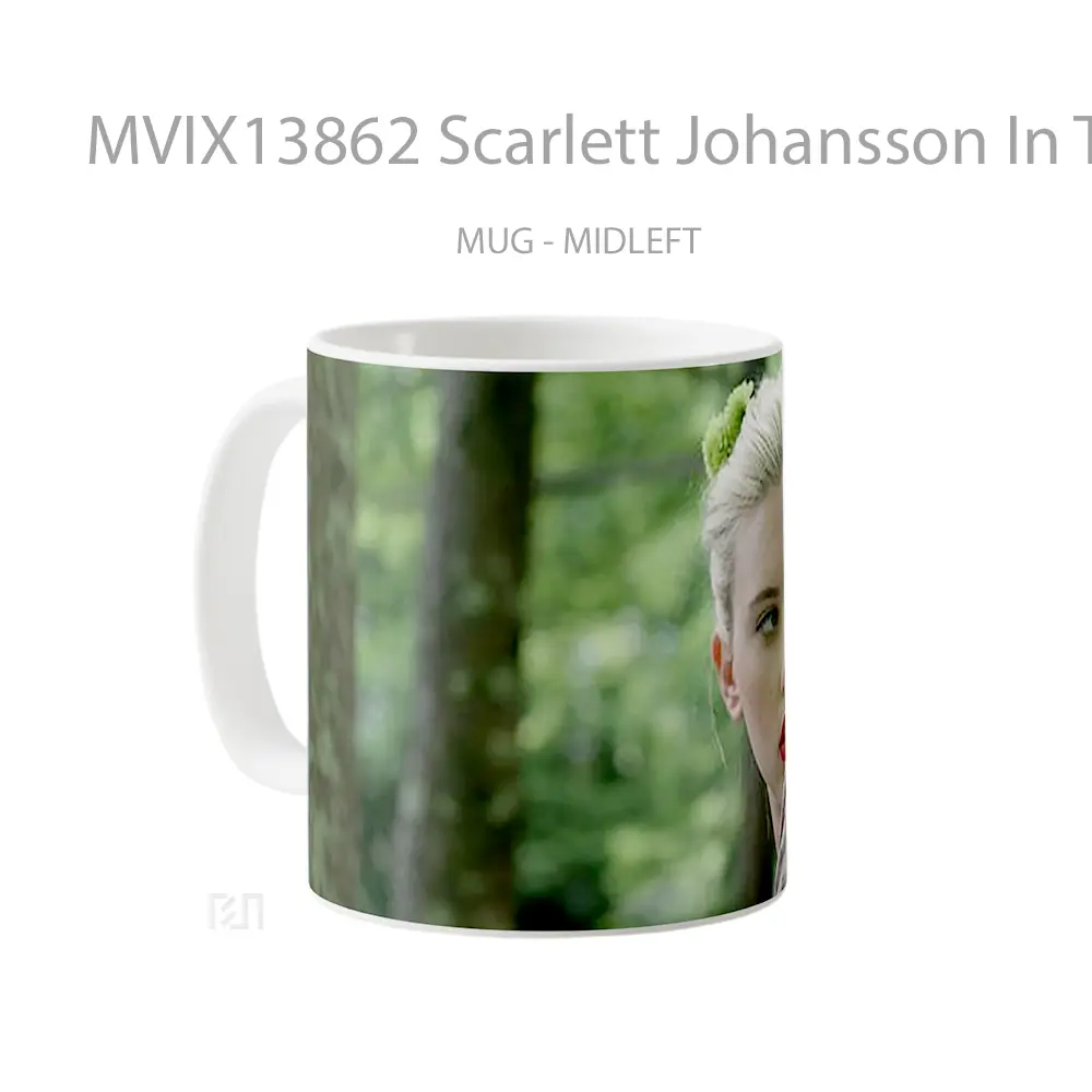 Mug Scarlett Johansson In The Forest Gelas Selebriti - All-side / Desain