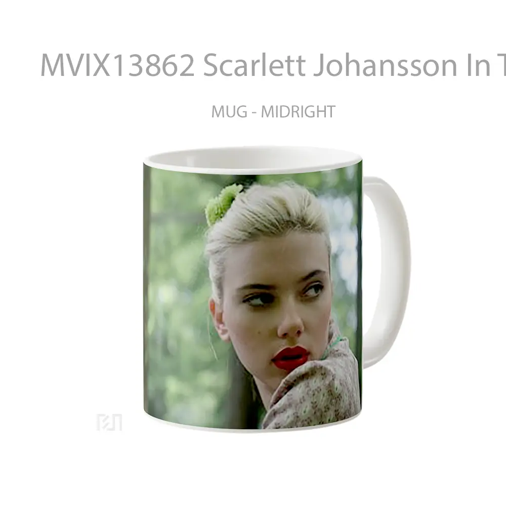 Mug Scarlett Johansson In The Forest Gelas Selebriti - All-side / Desain