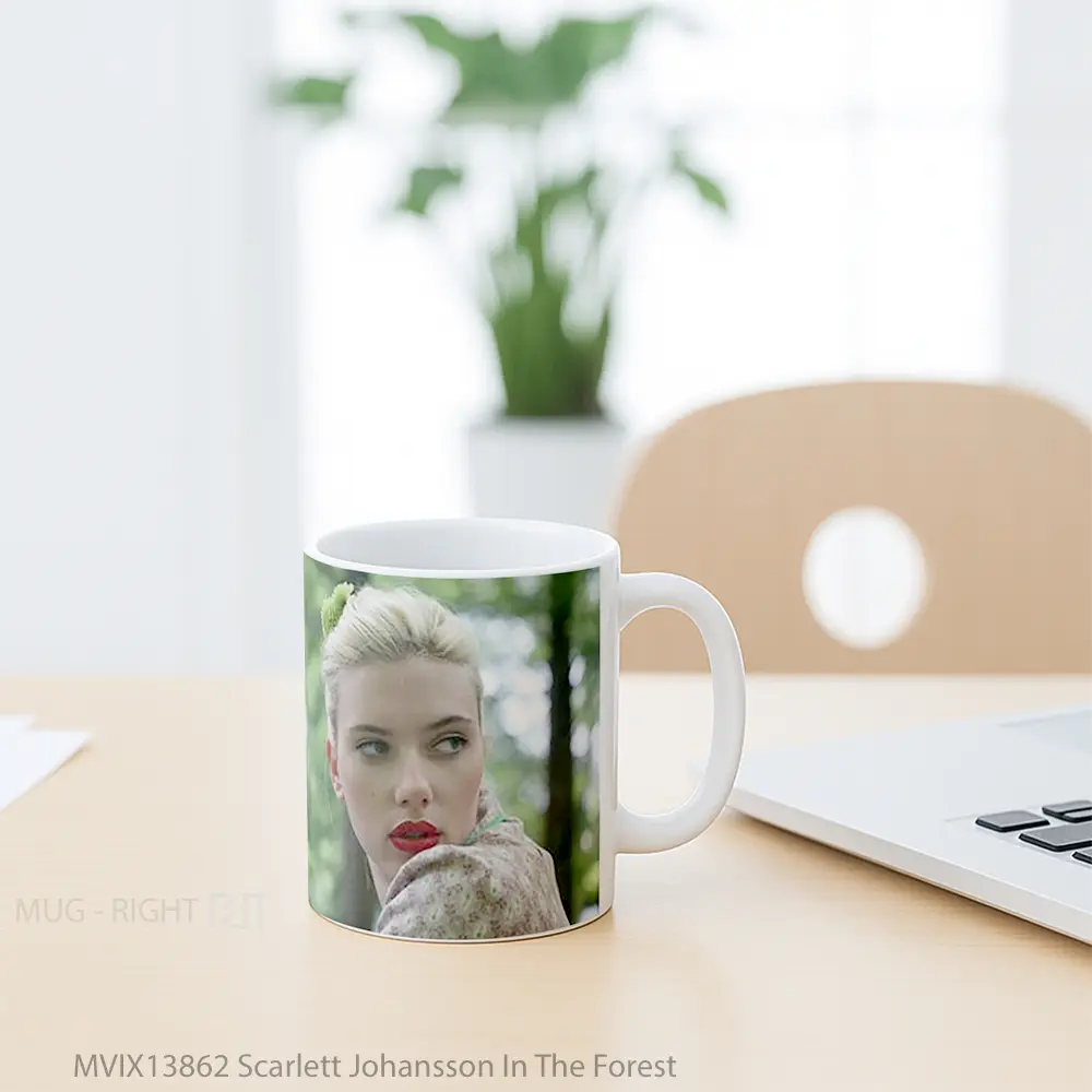 Mug Scarlett Johansson In The Forest Gelas Selebriti - All-side / Desain