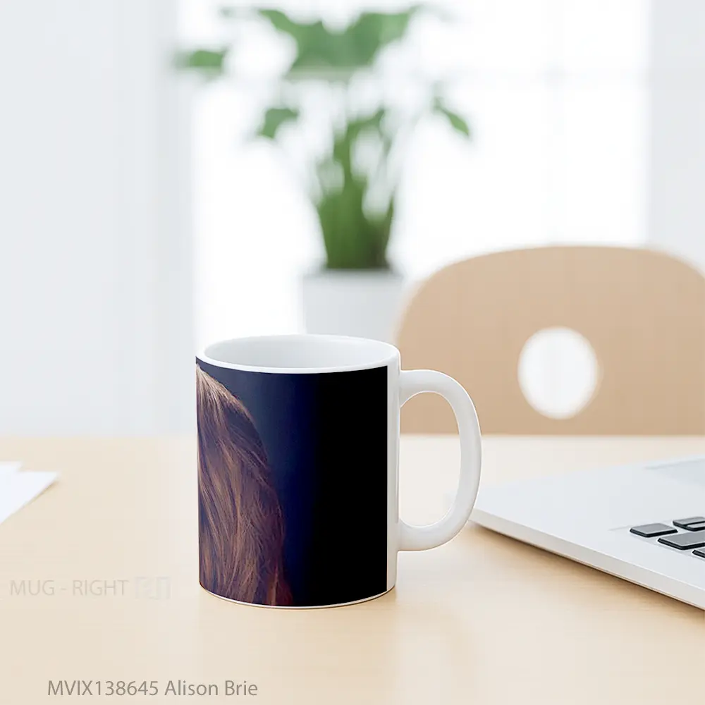 Mug Alison Brie Gelas Keramik Unik - All-side / Desain