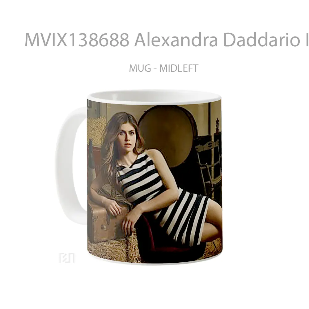 Mug Alexandra Daddario In Decorated Room Gelas Selebriti - All-side / Desain
