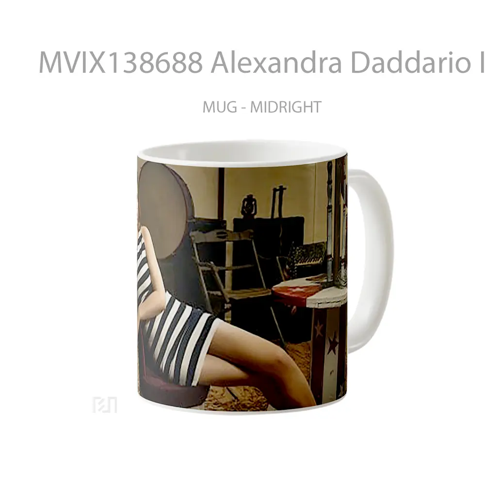 Mug Alexandra Daddario In Decorated Room Gelas Selebriti - All-side / Desain