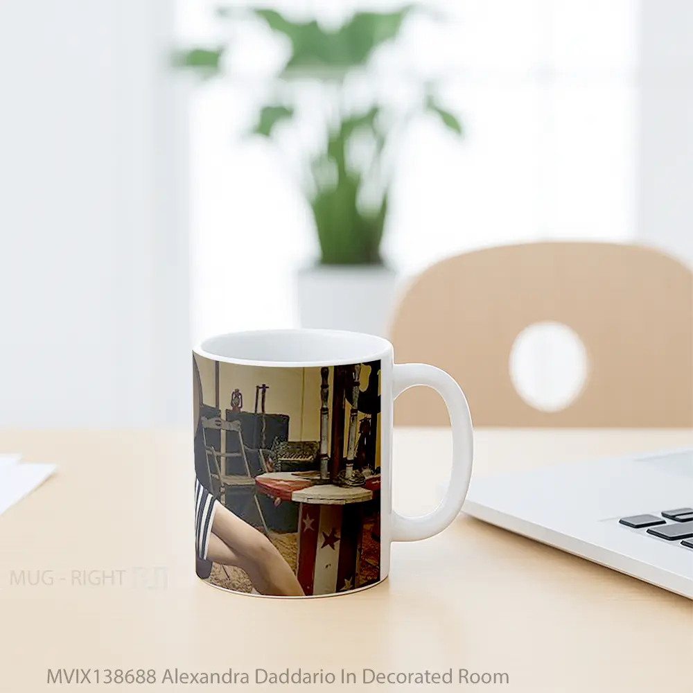 Mug Alexandra Daddario In Decorated Room Gelas Selebriti - All-side / Desain