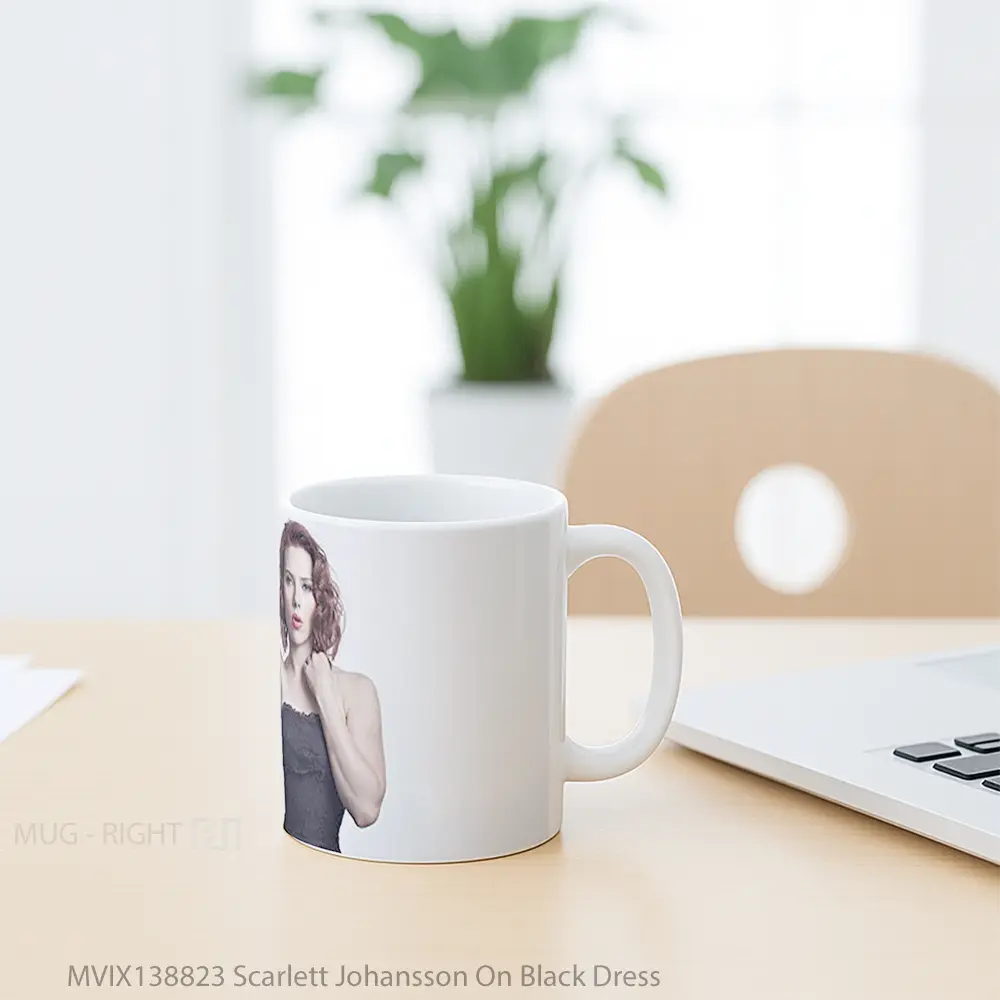 Mug Scarlett Johansson On Black Dress Gelas Selebriti - All-side / Desain