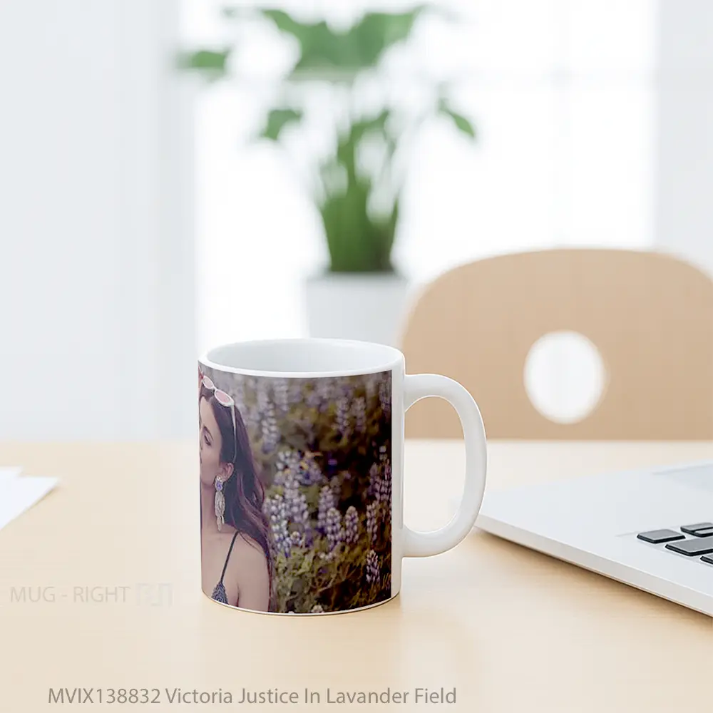 Mug Victoria Justice In Lavander Field Gelas Pemandangan Alam - All-side / Desain