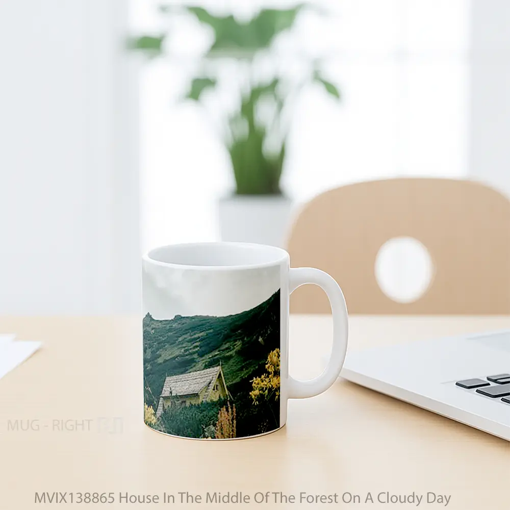 Mug House In The Middle Of The Forest On A Cloudy Day Gelas Pemandangan Alam - All-side / Desain