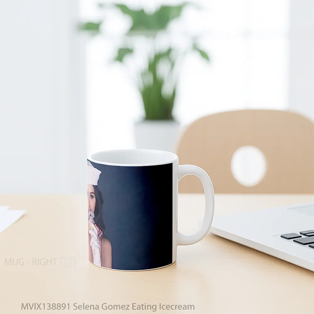 Mug Selena Gomez Eating Icecream Gelas Selebriti - All-side / Desain