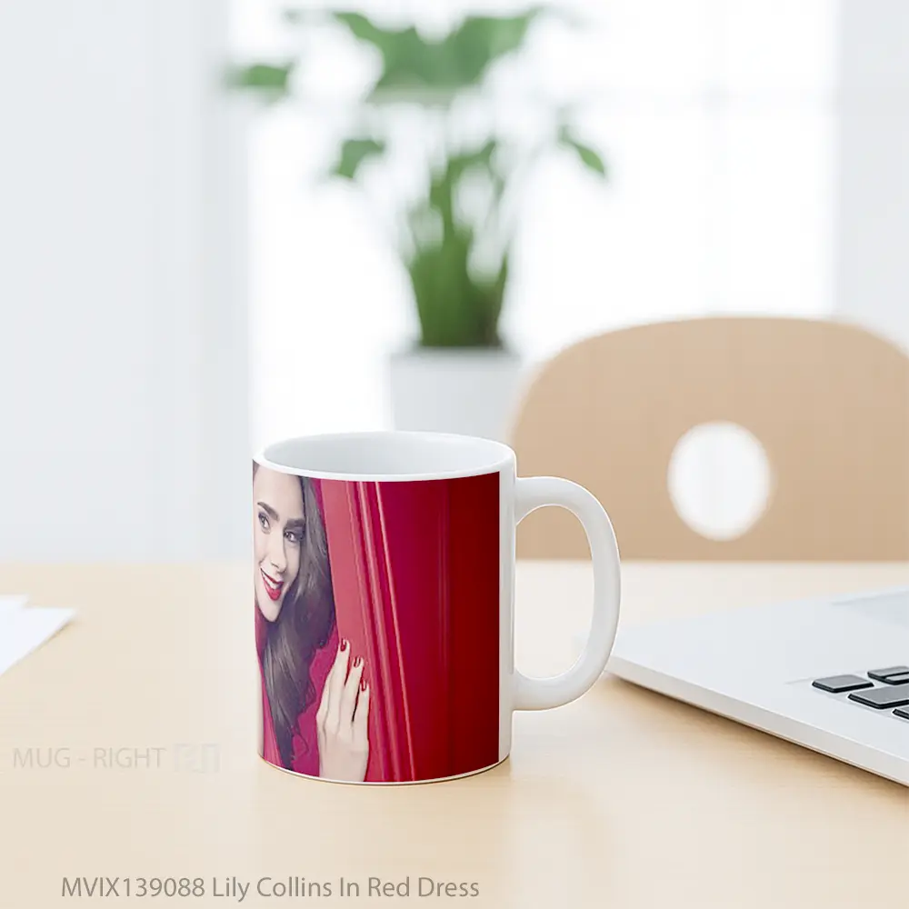 Mug Lily Collins In Red Dress Gelas Keramik Unik - All-side / Desain