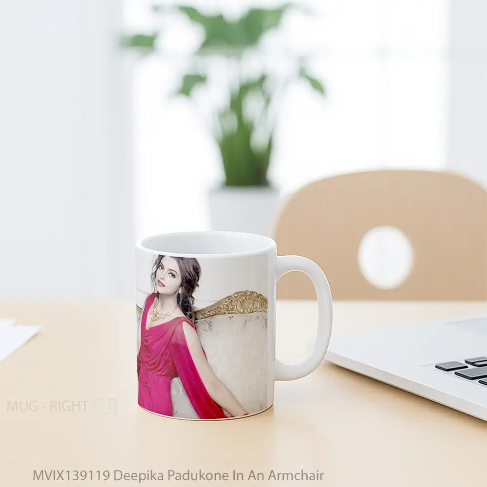 Mug Deepika Padukone In An Armchair Gelas Keramik Unik - All-side / Desain