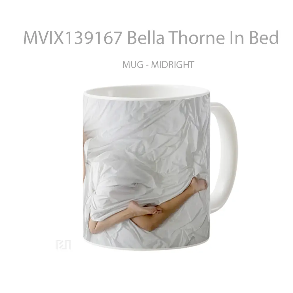 Mug Bella Thorne In Bed Gelas Keramik Unik - All-side / Desain