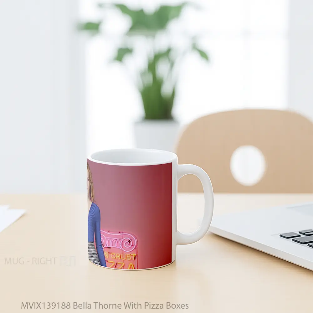 Mug Bella Thorne With Pizza Boxes Gelas Keramik Unik - All-side / Desain