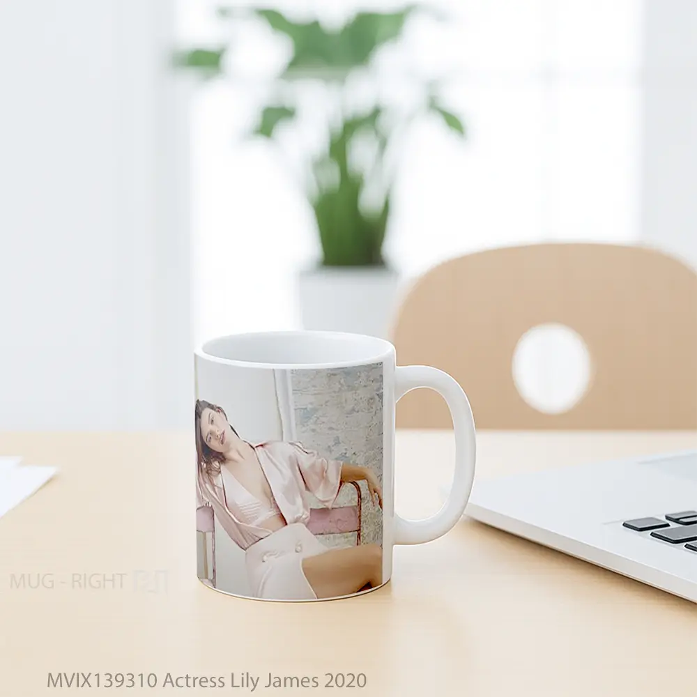 Mug Actress Lily James 2020 Gelas Keramik Unik - All-side / Desain