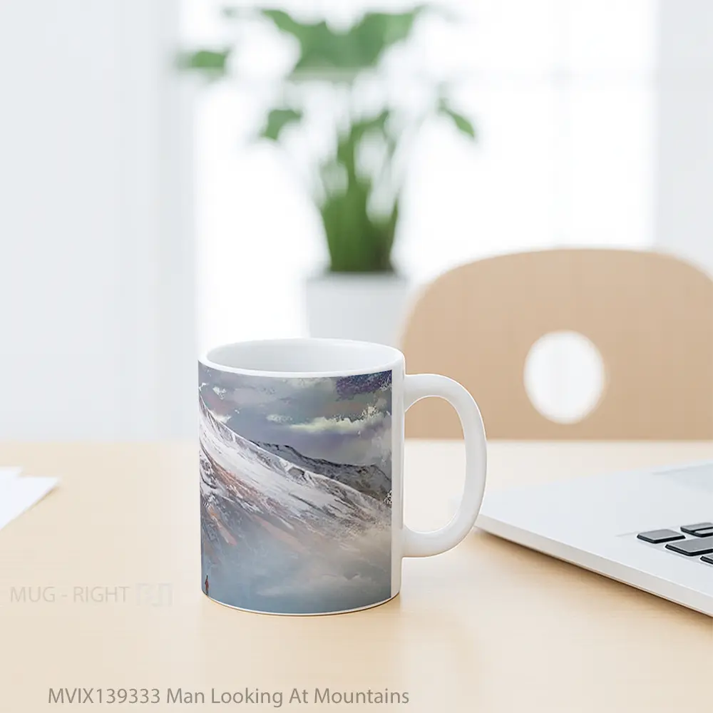 Mug Man Looking At Mountains Gelas Pemandangan Alam - All-side / Desain