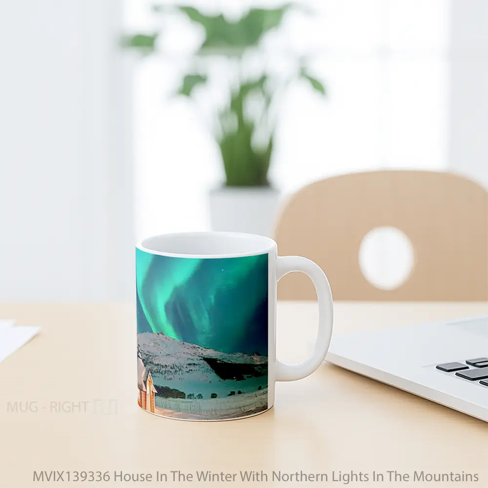 Mug House In The Winter With Northern Lights In The Mountains Gelas Pemandangan Alam - All-side / Desain