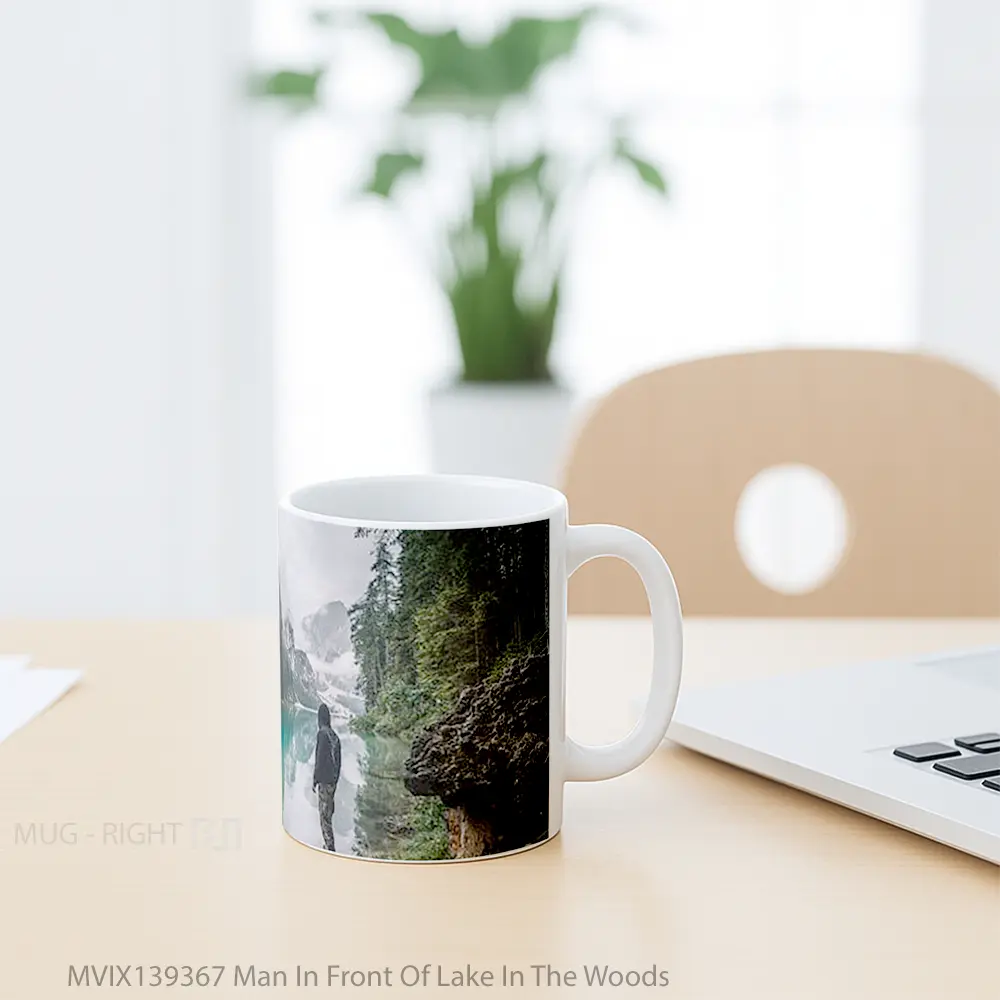 Mug Man In Front Of Lake In The Woods Gelas Pemandangan Alam - Tampak Tengah