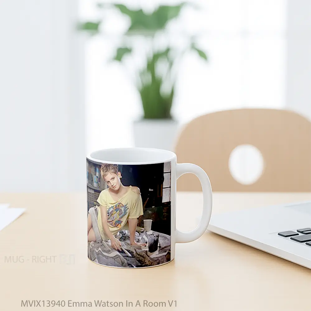Mug Emma Watson In A Room V1 Gelas Selebriti - All-side / Desain