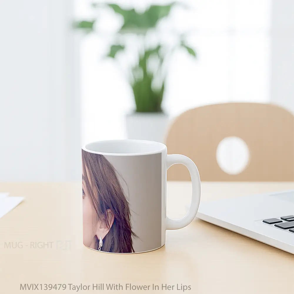 Mug Taylor Hill With Flower In Her Lips Gelas Selebriti - All-side / Desain