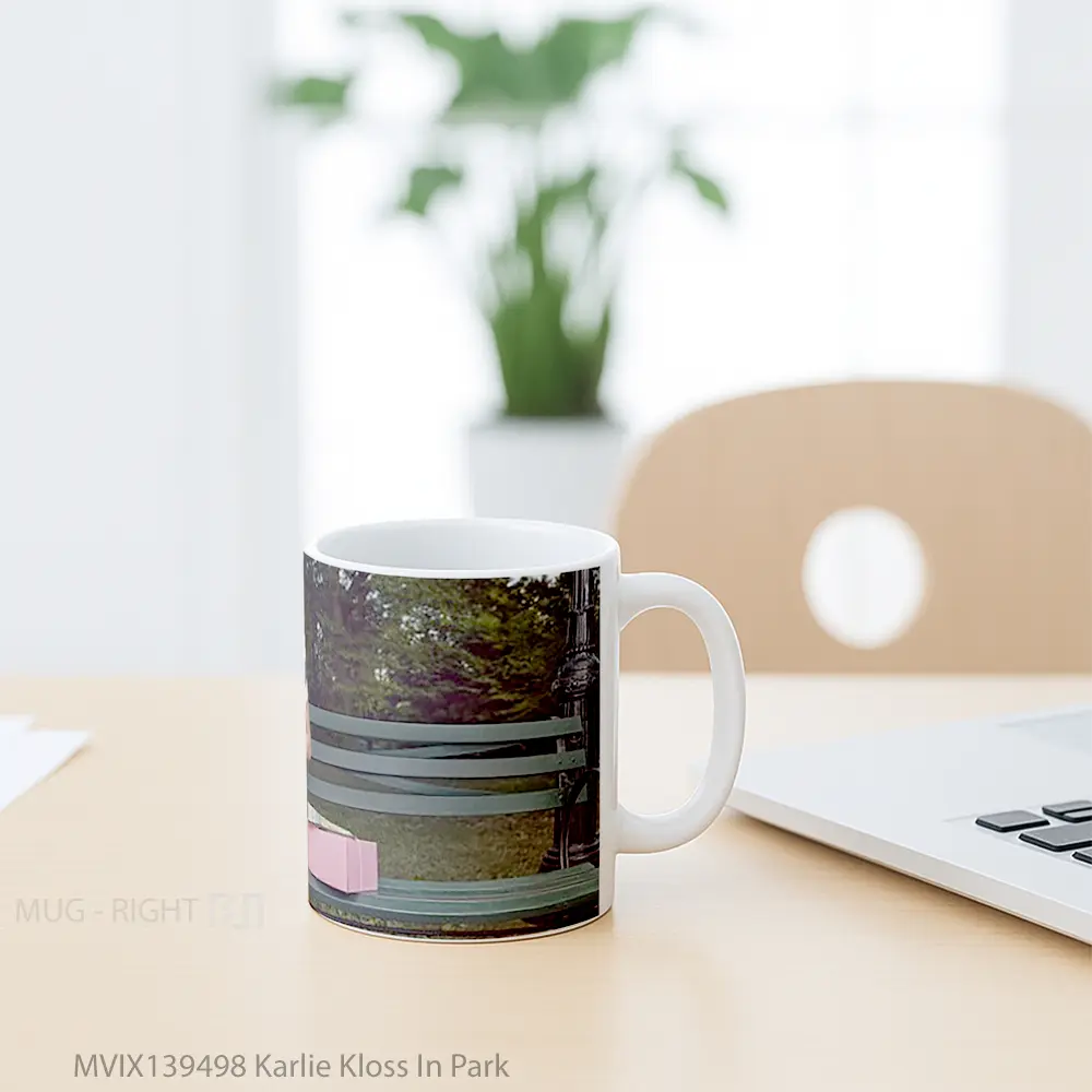 Mug Karlie Kloss In Park Gelas Keramik Unik - All-side / Desain