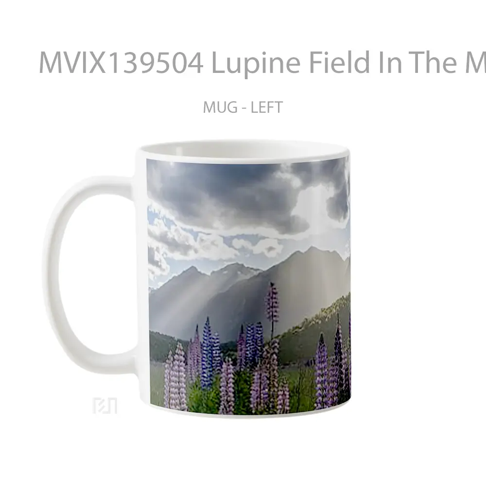 Mug Lupine Field In The Mountains Gelas Pemandangan Alam - All-side / Desain