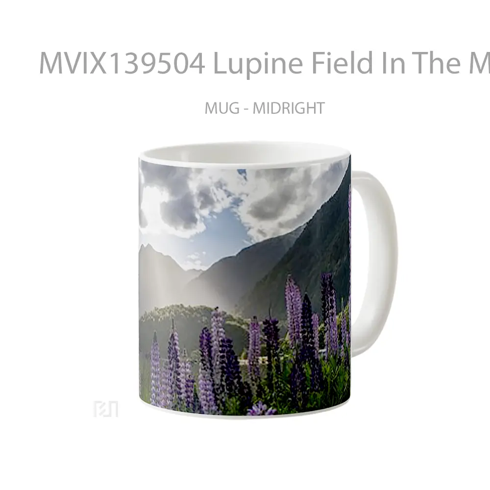 Mug Lupine Field In The Mountains Gelas Pemandangan Alam - All-side / Desain